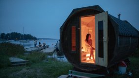 Sauna-kultur er populært i de nordiske lande. Men skal det foregå med eller uden badetøj?