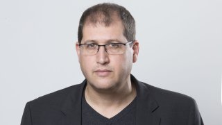 "Vi ser og hører intet om den anden side i Gaza, og fordi vores medier ikke viser os den side, så forstår vi heller ikke, hvorfor store dele af verden er vred på Israel," siger den fremtrædende israelske fredsaktivist Michael Sfard.